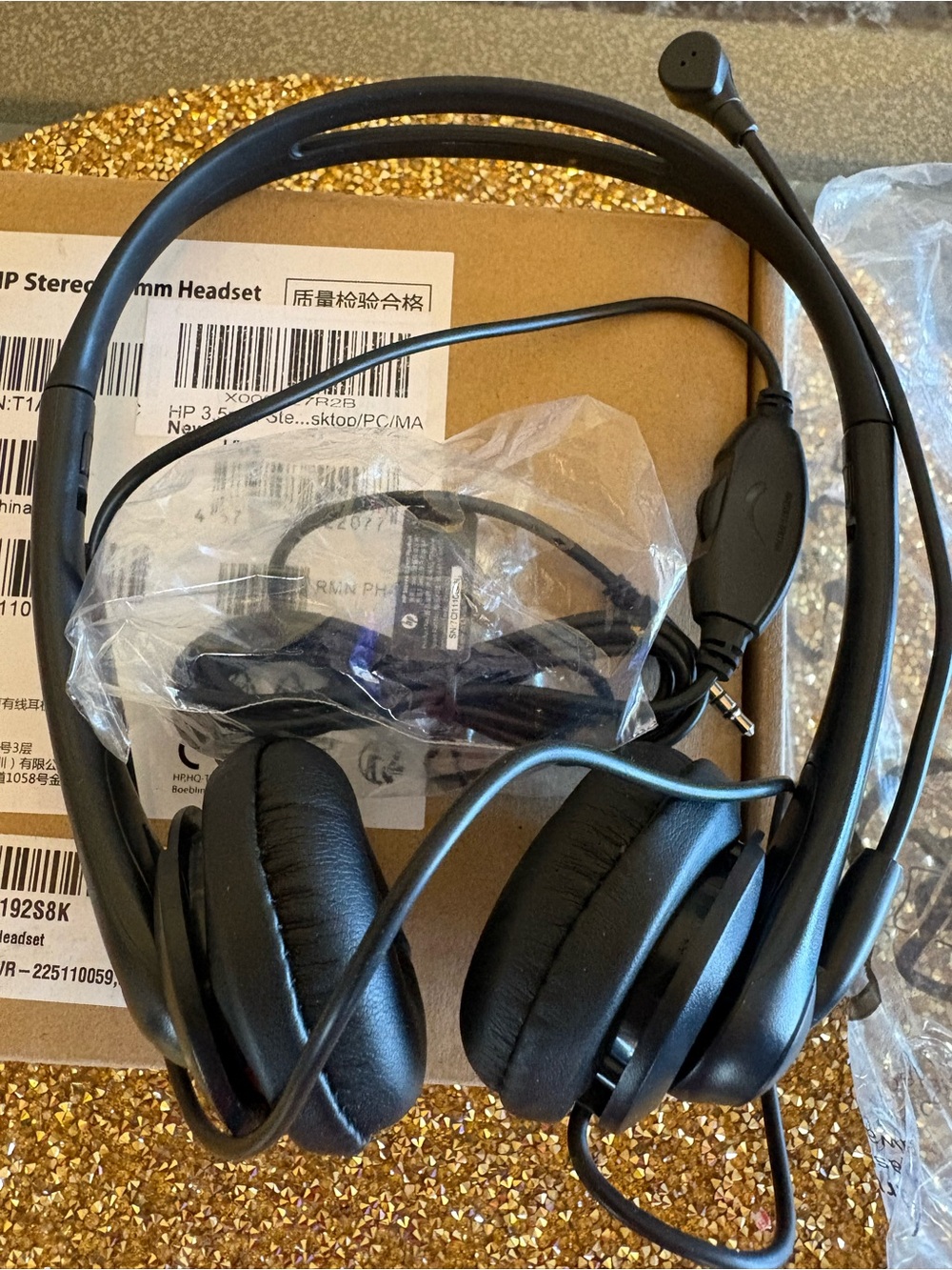 HP NWT Black Wired Stereo Headset 3.5 mm with Inline Mic